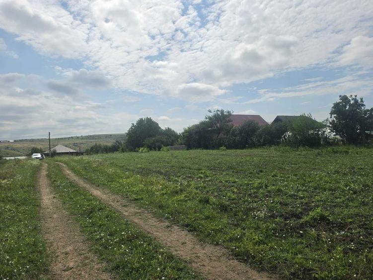 Teren de 1400 mp, în Budăi