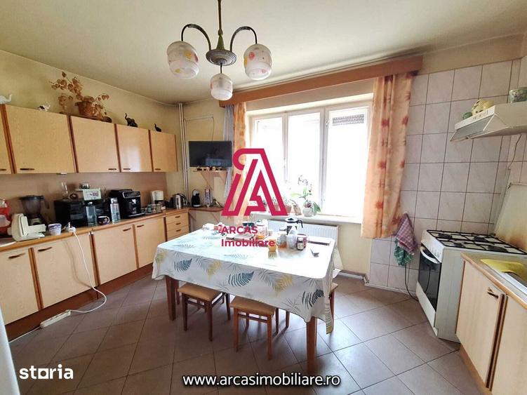 Casă cu 7 camere cu Canalizare în Sub Arini
