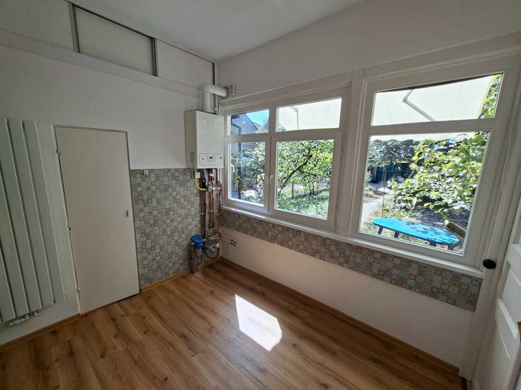 Casă cu 2 camere semidecomandat cu Teren 200 Mp în Central