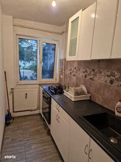 Apartament cu 3 camere semidecomandat în Craiovița Nouă