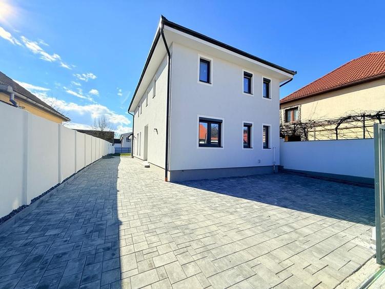 Casă individuală cu 4 camere cu Canalizare în Șelimbăr