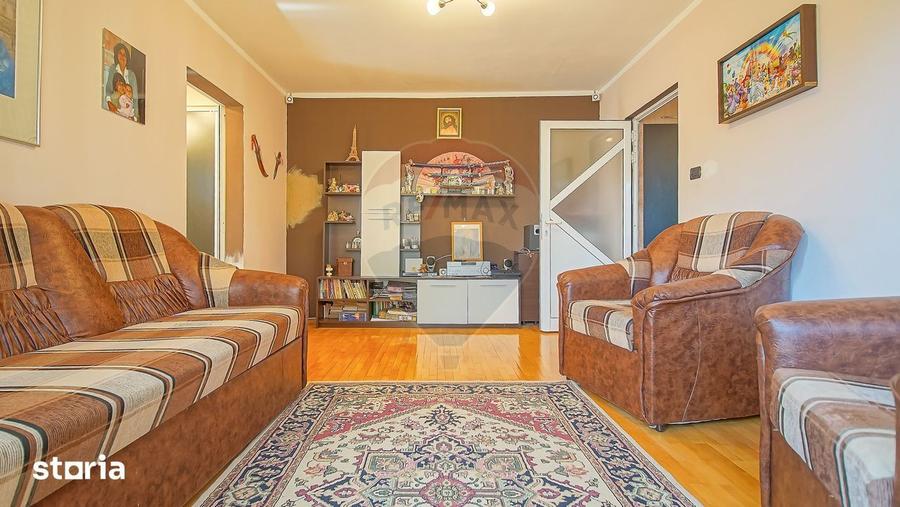 Apartament cu 2 camere semidecomandat, mobilat în Est
