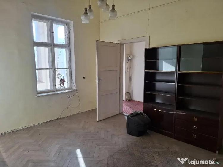 Apartament cu 3 camere semidecomandat în Central