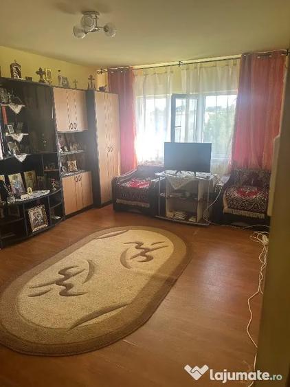 Apartament cu 3 camere decomandat în Buzaului