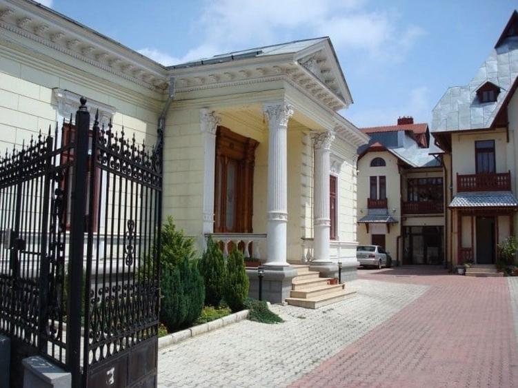 Casă cu 33 camere cu Garaj în Armeneasca