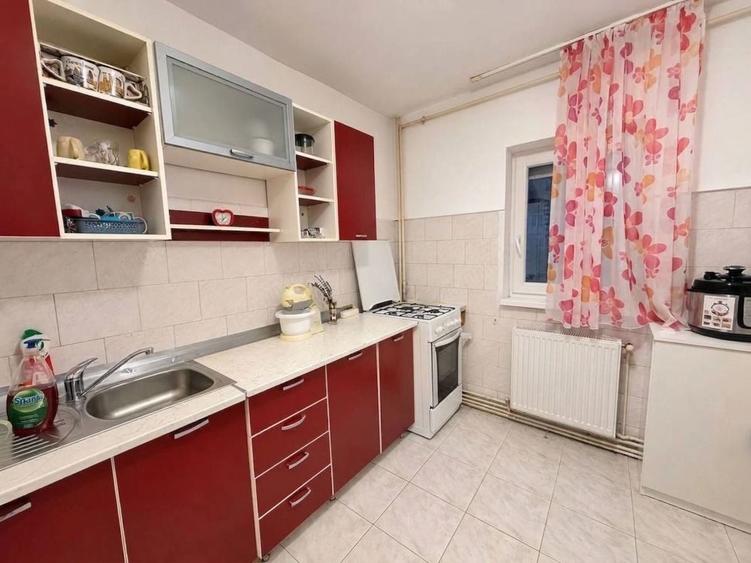 Apartament cu 3 camere decomandat, mobilat în Girocului