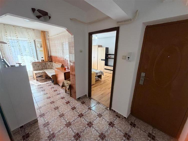Apartament cu 3 camere decomandat, mobilat în Dacia
