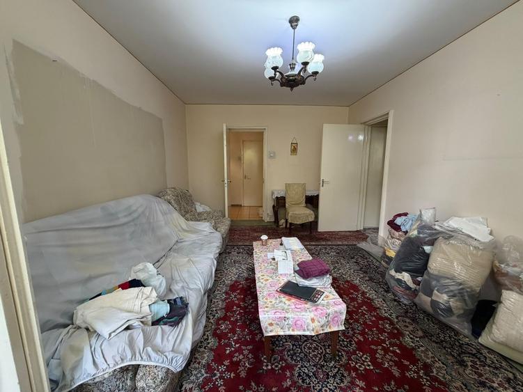 Apartament cu 3 camere semidecomandat în Titan