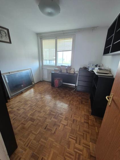 Apartament cu 3 camere semidecomandat în P-ța Muncii