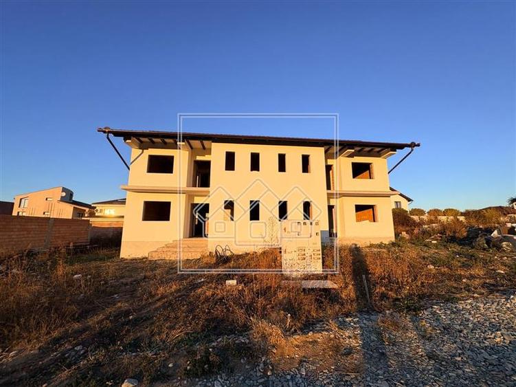 Duplex cu 4 camere cu Teren 250 Mp în Șelimbăr