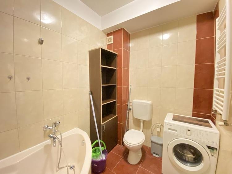 Garsonieră decomandată în Roșu