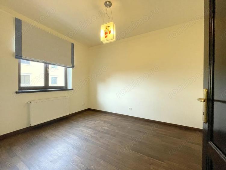 Apartament cu 3 camere semidecomandat în Mircea cel Bătrân