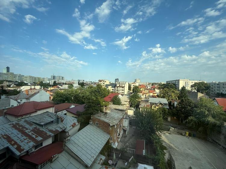 Apartament cu 3 camere decomandat în P-ța Victoriei
