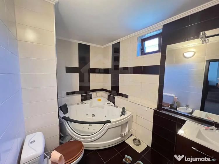 Casă cu 8 camere cu Teren 1100 Mp în Central