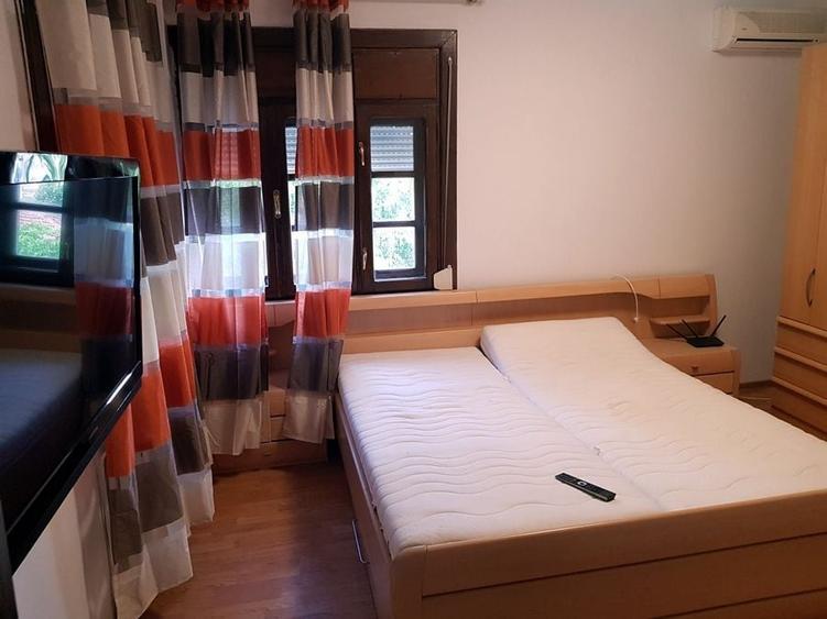 Casă individuală cu 18 camere cu Canalizare în Lipovei