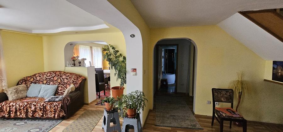 Casă individuală cu 4 camere cu Canalizare în Comănești