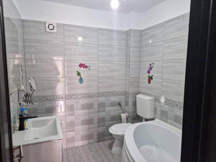 Apartament cu 3 camere decomandat în Titan