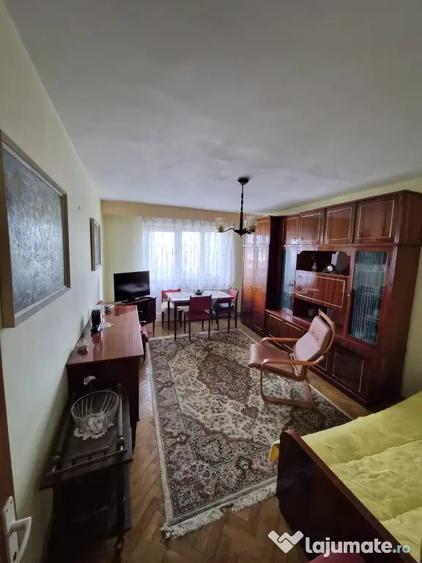 Apartament cu 3 camere decomandat, mobilat în Central