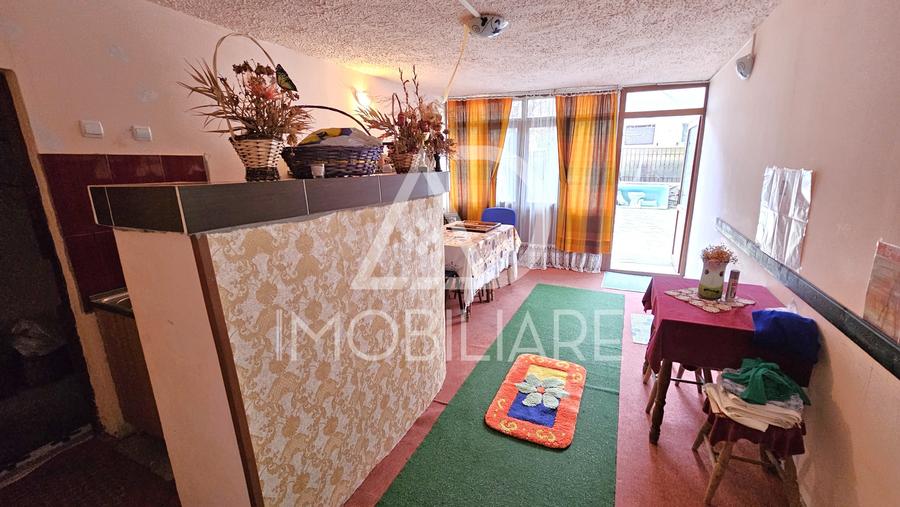 Casă individuală cu 11 camere cu Teren 300 Mp în Central