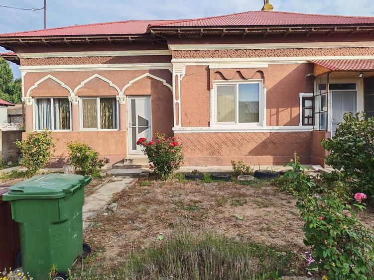 Casă cu 4 camere în Calomfirești