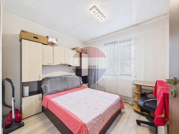 Apartament cu 3 camere semidecomandat în Rahova