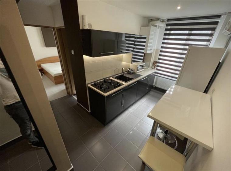 Apartament cu 2 camere decomandat, mobilat în Central