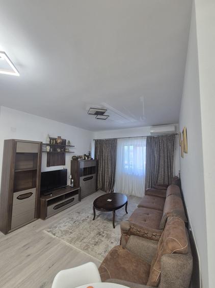 Apartament cu 3 camere decomandat în Cotu