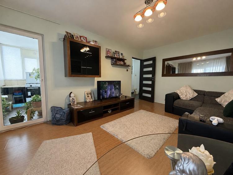 Apartament cu 3 camere decomandat în Rahova