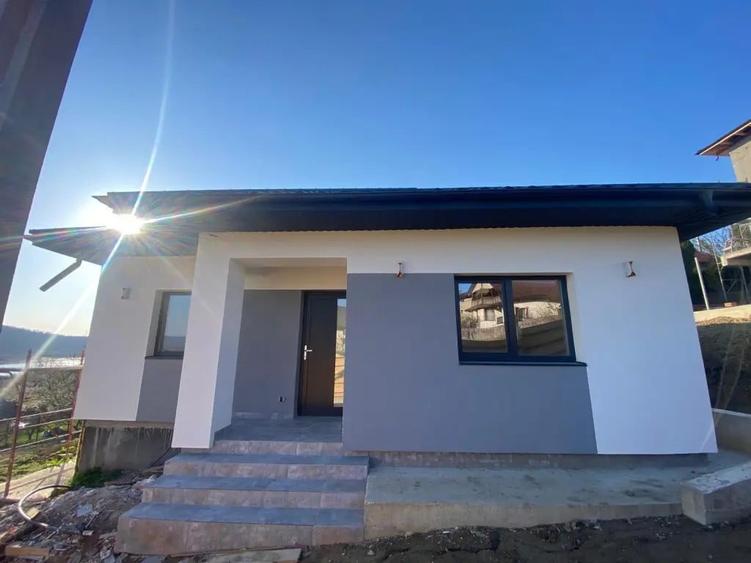Casă cu 3 camere în Valea Adâncă