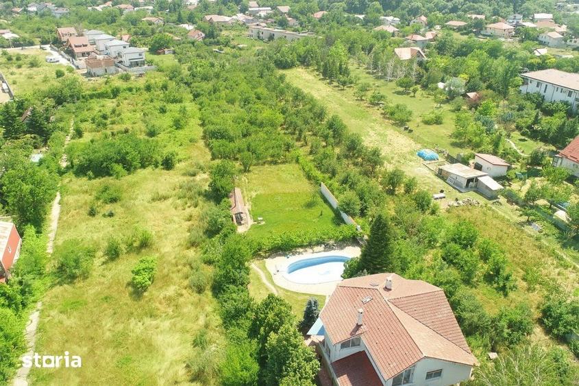 Casă cu 9 camere cu Teren 4500 Mp în Central