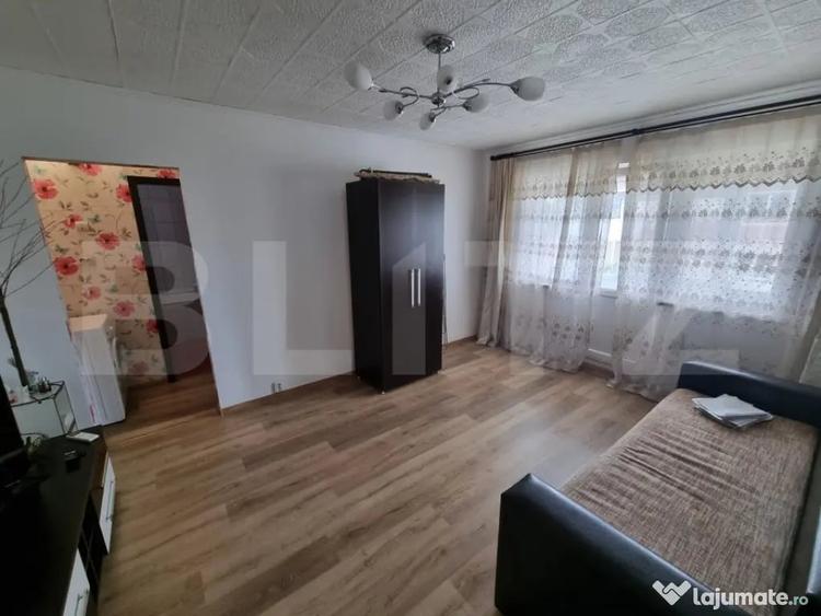Apartament cu 2 camere semidecomandat în Craiovița Nouă