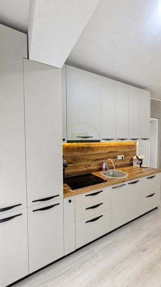Apartament cu 3 camere semidecomandat, mobilat în Periferie