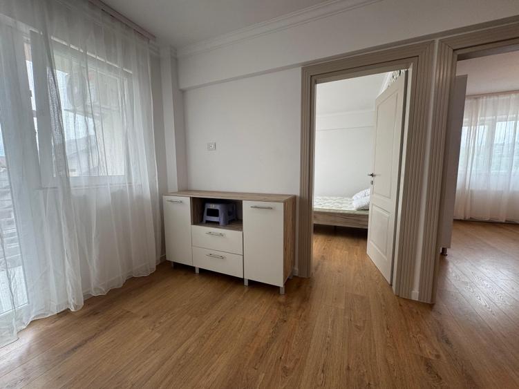 Apartament cu 3 camere semidecomandat în Vișani