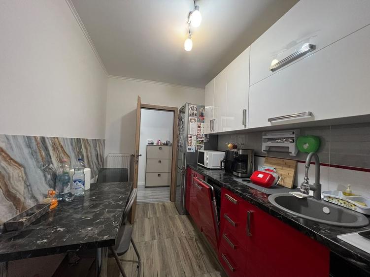 Apartament cu 3 camere decomandat, mobilat în Exterior Nord