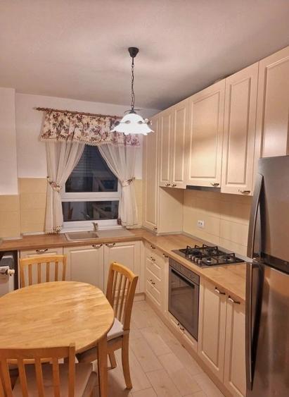 Apartament cu 3 camere decomandat în Tractorul