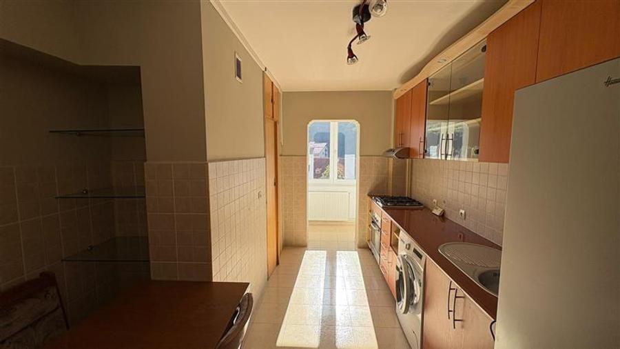 Apartament cu 3 camere decomandat, mobilat în Răcădău