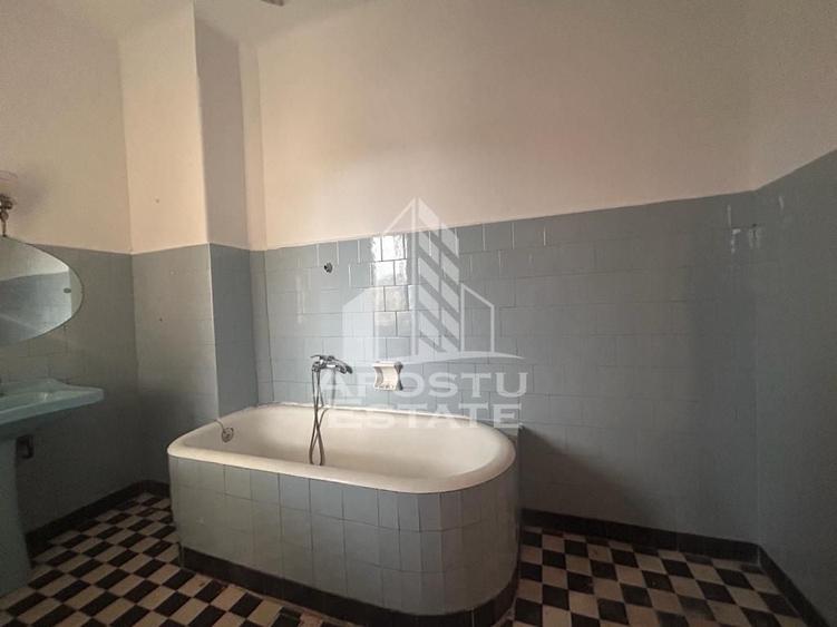 Casă individuală cu 8 camere cu Canalizare în Bălcescu