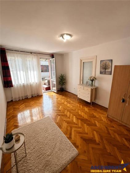 Apartament cu 3 camere decomandat în Cornișa