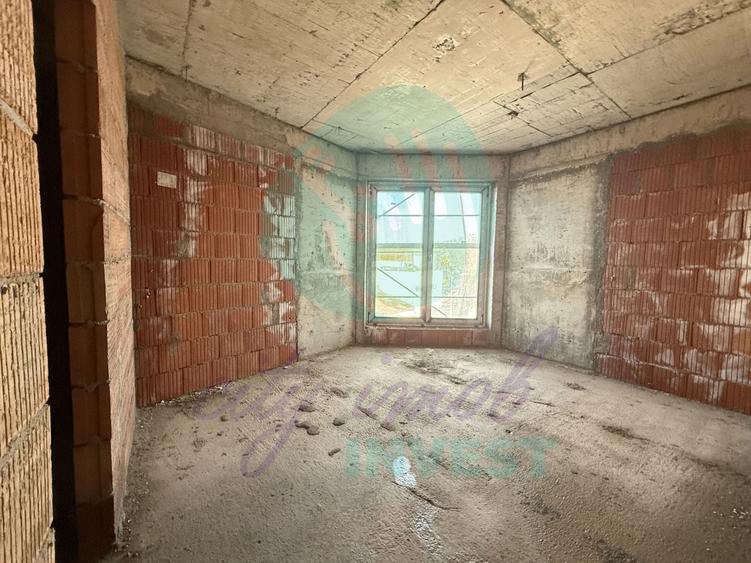 Apartament cu 3 camere semidecomandat în Tineretului
