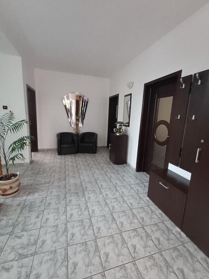 Casă cu 5 camere cu Canalizare în Central