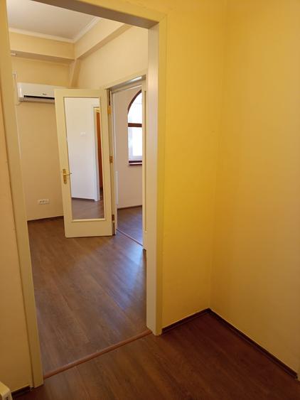 Apartament cu 3 camere semidecomandat în P-ța Unirii