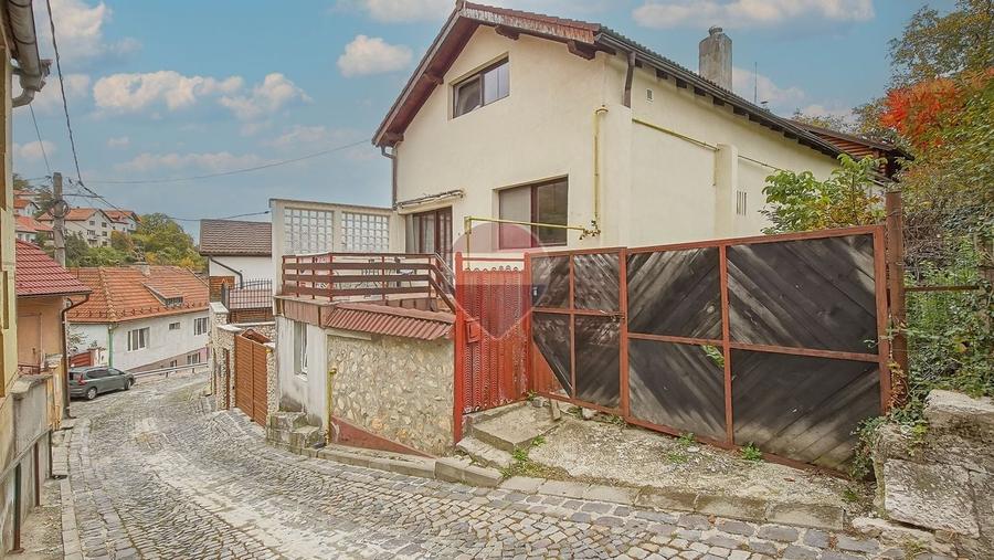 Casă individuală cu 4 camere cu Teren 122 Mp în Schei