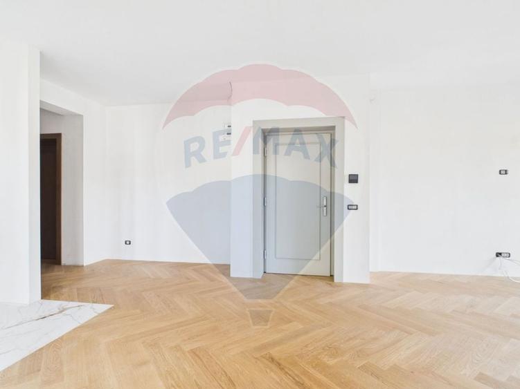 Apartament cu 3 camere decomandat în Calea Moroieni