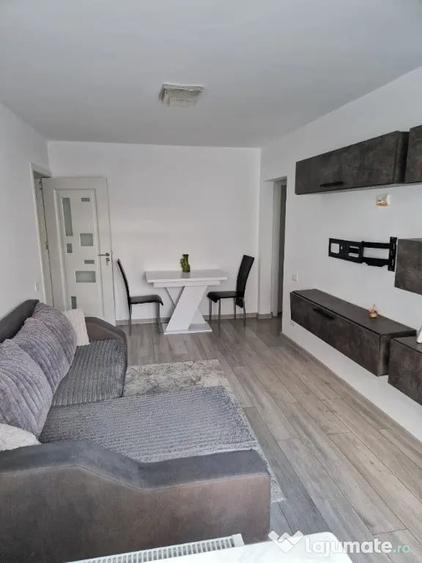 Apartament cu 3 camere semidecomandat în Central