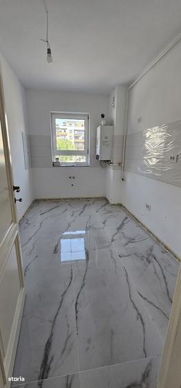 Apartament cu 3 camere decomandat în Tractorul