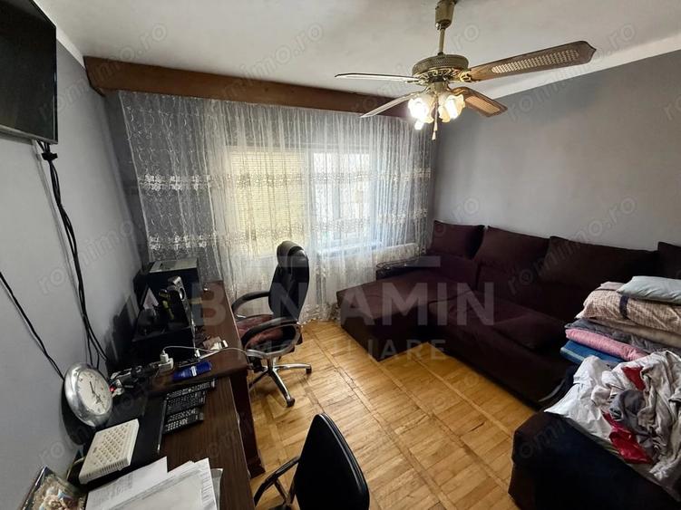 Apartament cu 4 camere decomandat în Craiovița Nouă