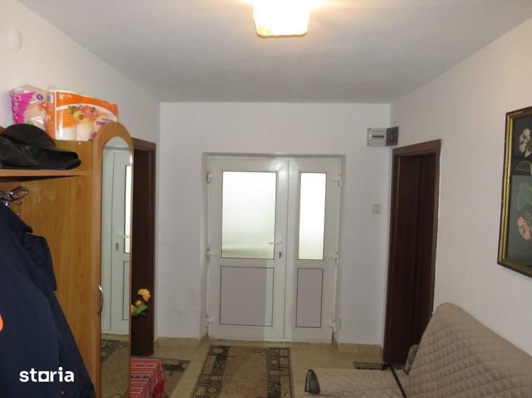 Casă cu 4 camere decomandat cu Canalizare în Central