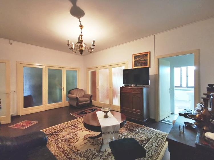 Apartament cu 4 camere semidecomandat în P-ța Rosetti