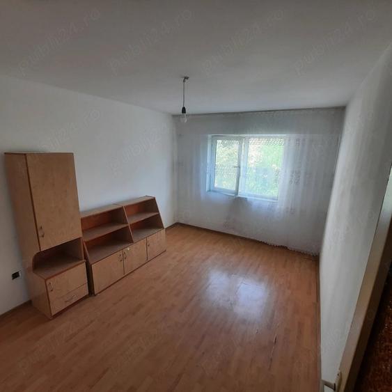 Apartament cu 3 camere semidecomandat în Vest