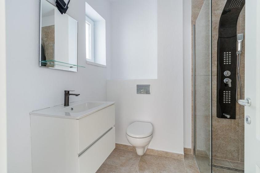 Apartament cu 3 camere semidecomandat, mobilat în 1 Decembrie